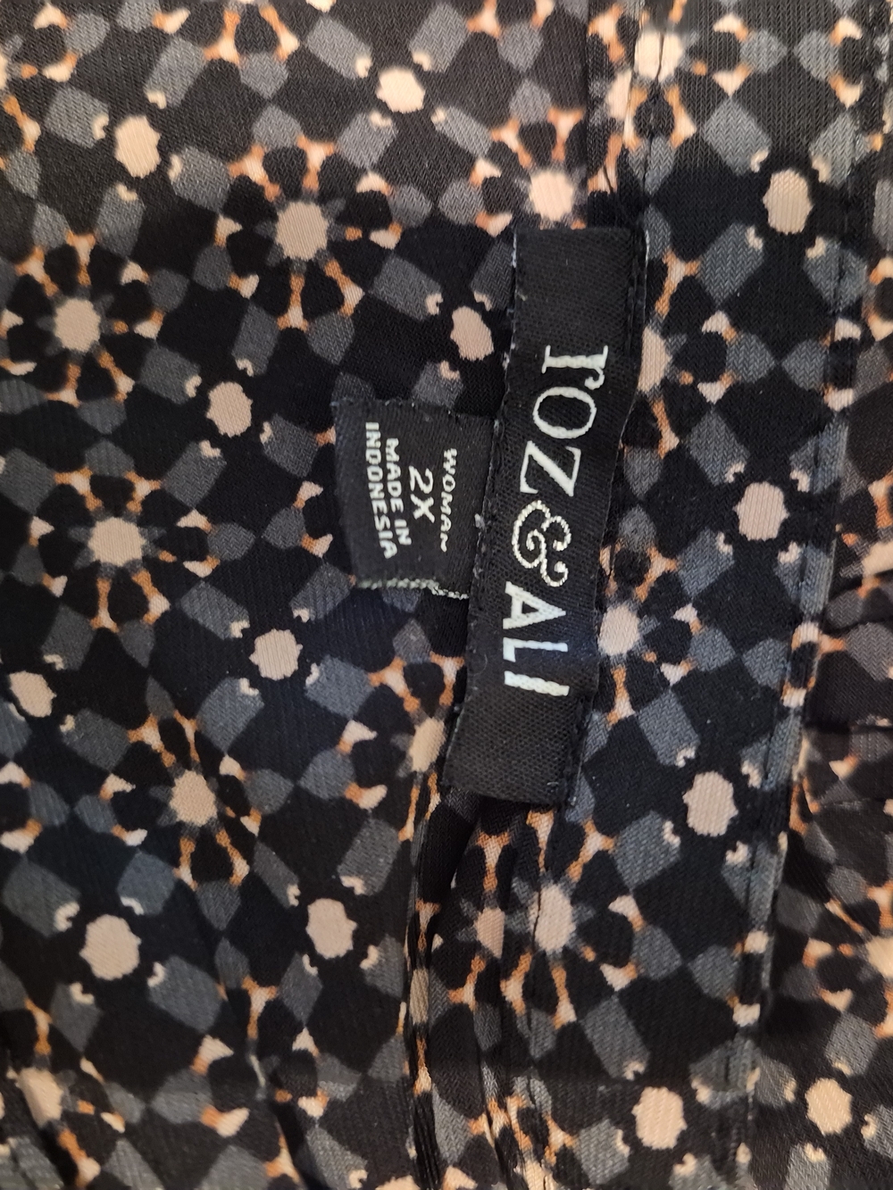 Roz & Ali Black Short-Sleeve Printed V-Neck Top 2x - Picture 7 of 8